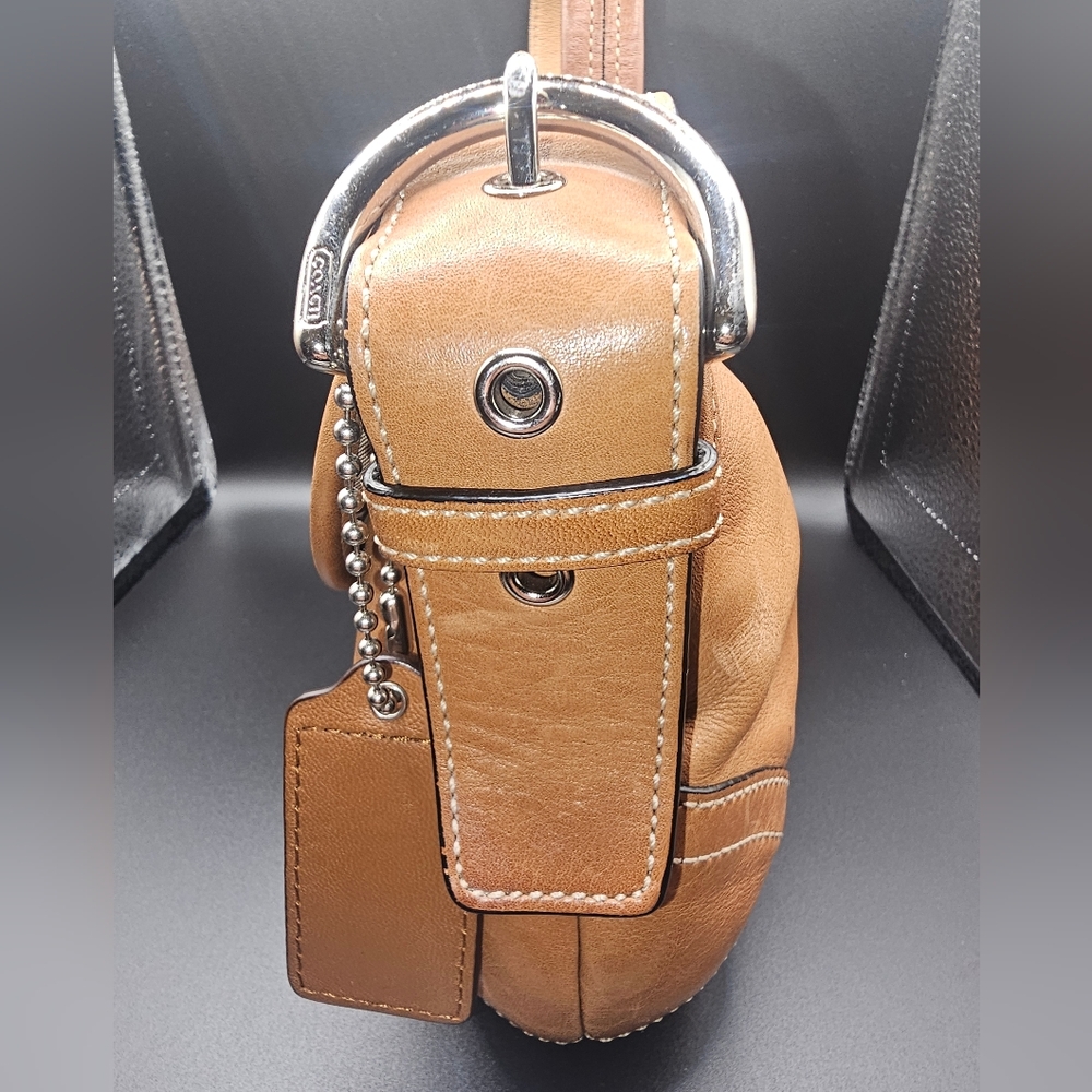 Vintage Coach Soho Flap leather shoulder bag in a British Tan color. - Picture 4 of 15